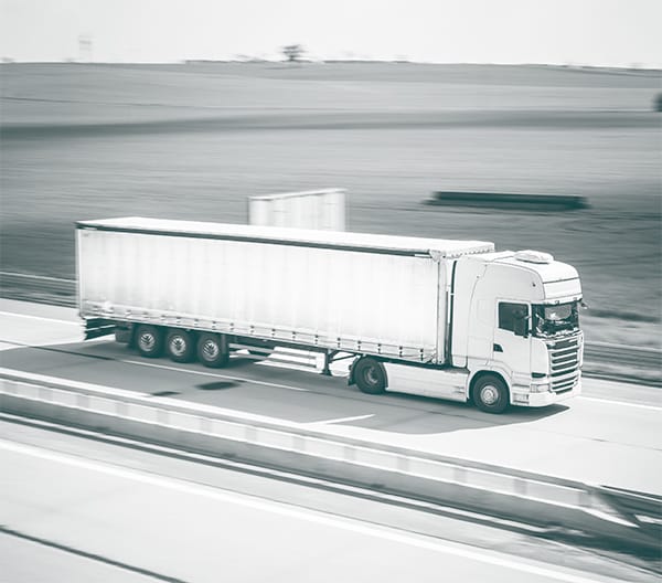 camion qui roule sur l'autoroute