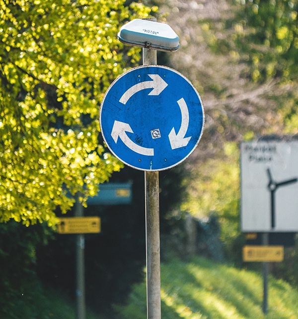 panneau de signalisation indiquant un rond point