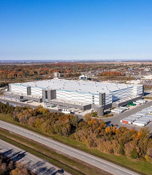 vue aérienne d'un entrepôt logistique