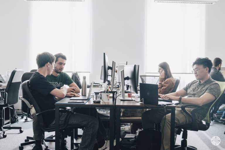 l'équipe Magma Technology dans ses bureaux en train de travailler